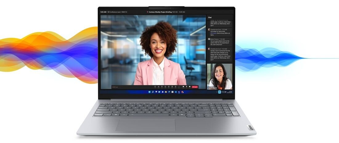 Laptop Lenovo ThinkBook 16 podczas wideokonferencji z kamerą internetową i kolorowymi falami dźwiękowymi na tle, na ekranie kobieta w różowej marynarce z panelem czatu po prawej stronie, podkreślający funkcje zasłonki ochronnej kamery i zaawansowane możliwości komunikacji online. - Kamera FHD 1080p z funkcją IR 