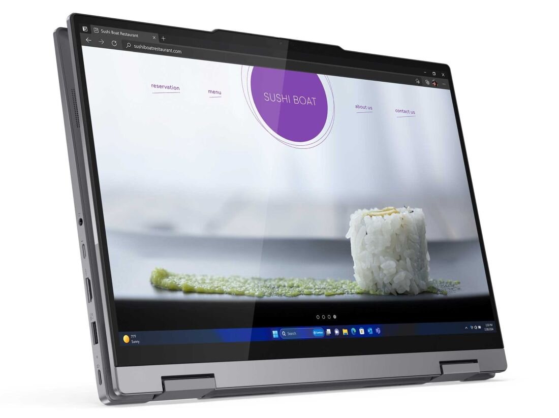 Laptop Lenovo ThinkBook 14 2-in-1 w trybie namiotu na białym tle, na ekranie strona internetowa restauracji sushi Sushi Boat z fotografią sushi i wasabi, widoczny pasek zadań Windows 11, demonstrujący możliwości Wi-Fi 6E i przeglądania internetowego. - Wi-Fi 6E i Bluetooth 5.3