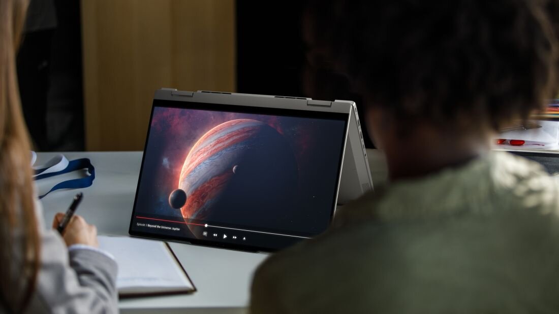 Laptop Lenovo ThinkBook 14 2-in-1 w srebrnej obudowie z ekranem prezentującym futurystyczną scenę kosmiczną z czerwoną planetą i księżycami na tle gwiazd, podkreślający możliwości graficzne wyświetlacza. - Laptop dla firm