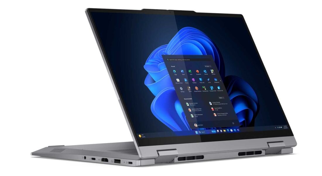 Laptop Lenovo ThinkBook 14 2-in-1 w trybie namiotu z systemem Windows 11, na ekranie niebieskie tło z logo Windows i menu Start z aplikacjami, widoczne zawiasy 360° i srebrna obudowa, podkreślający wszechstronność konwertowalnego laptopa. - konwertowalny laptop