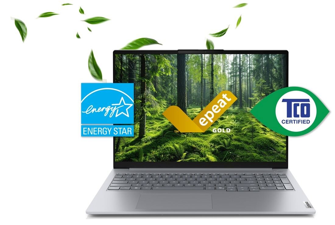 Laptop Lenovo ThinkBook 16 w srebrnej obudowie z ekranem prezentującym zielony las iglasty z promienistym światłem słonecznym przebijającym przez korony drzew, otoczony unoszącymi się zielonymi liśćmi, z certyfikatami ENERGY STAR, EPEAT Gold i TCO Certified, podkreślający ekologiczne podejście i zrównoważony rozwój. - ENERGY STAR 8.0, EPEAT Gold i TCO Certified 10.0