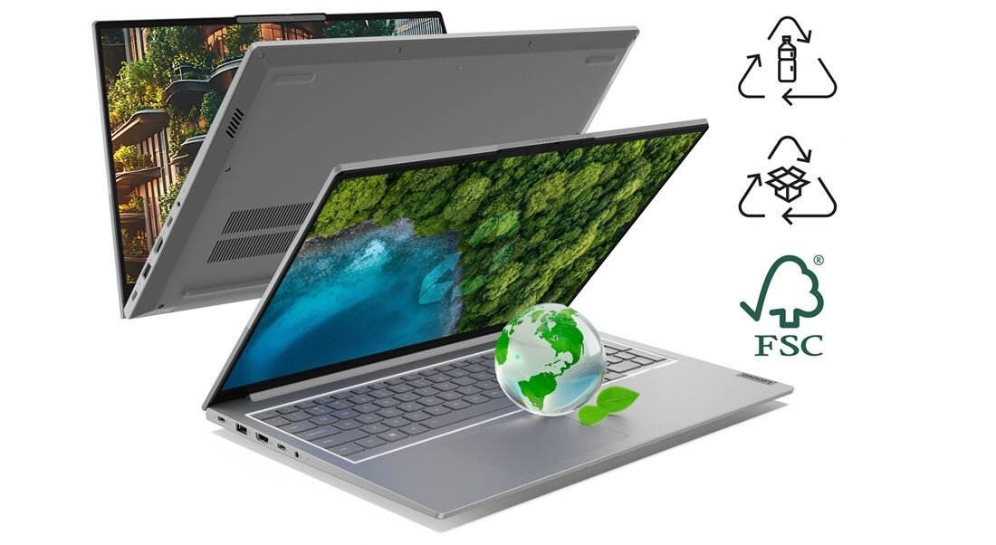 Laptop Lenovo ThinkBook 16 w srebrnej obudowie z ekranem prezentującym zielony las iglasty z promienistym światłem słonecznym przebijającym przez korony drzew, otoczony unoszącymi się zielonymi liśćmi, z symbolami recyklingu i certyfikatem FSC, podkreślający ekologiczne materiały i zrównoważoną produkcję. - ekologiczne materiały