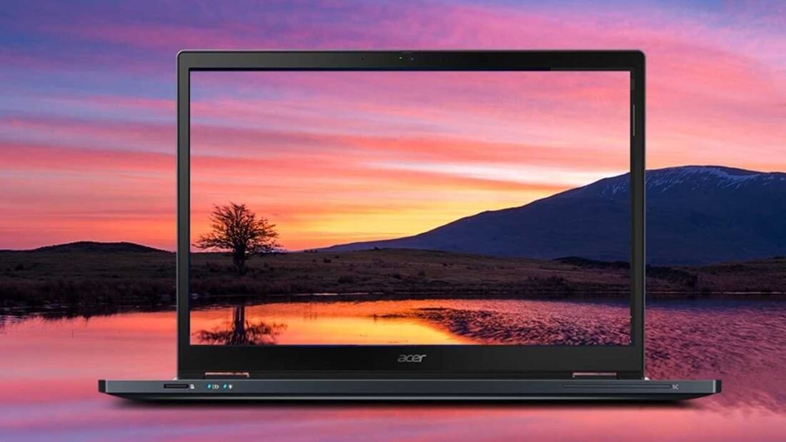 Laptop ACER TravelMate P4 Spin 14 na wodzie, w tle zachód słońca, tworzy malowniczy widok. - 14-calowy wyświetlacz WUXGA