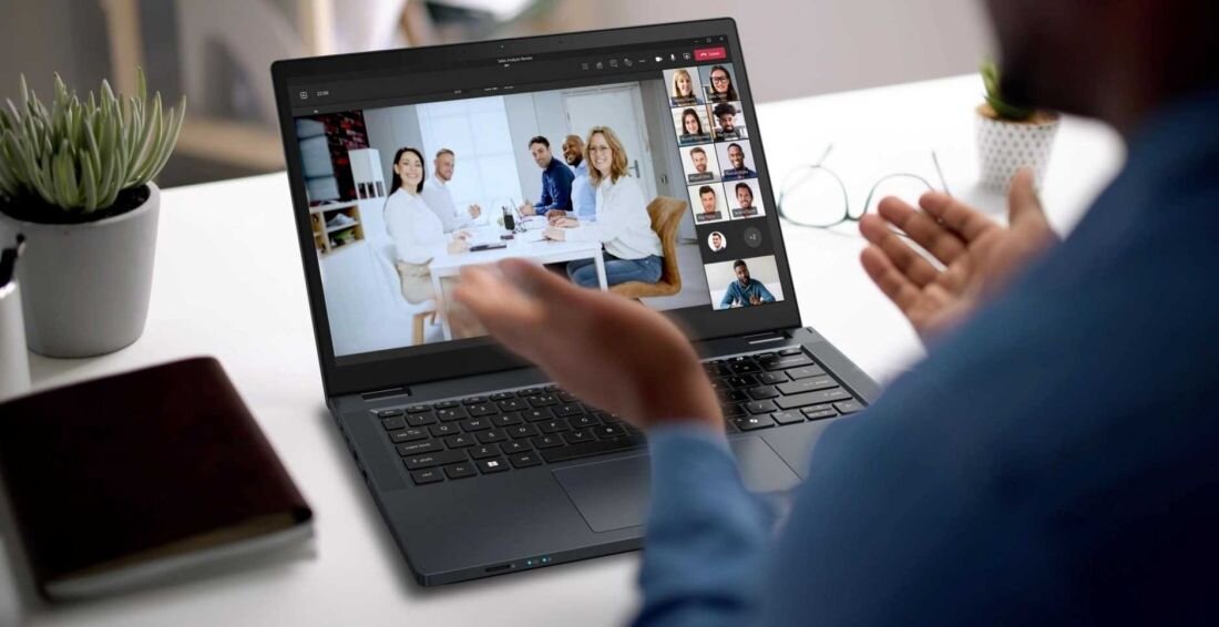 2. Mężczyzna używa laptopa ACER TravelMate P4 Spin 14 do wideorozmowy z przyjaciółmi. - kamera z technologią ACER TNR, Podwójny mikrofon z technologią Purified Voice