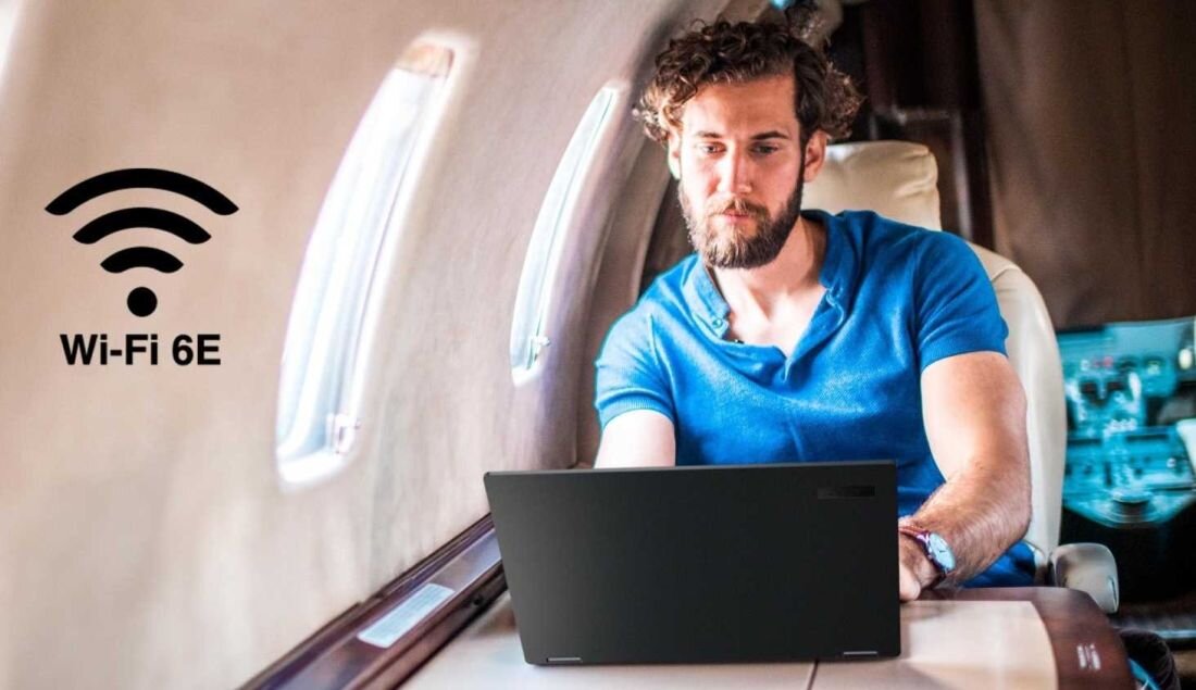 Mężczyzna siedzący w samolocie, korzystający z laptopa ACER TravelMate P4 Spin 14. Wi-Fi 6E, Bluetooth 5.3