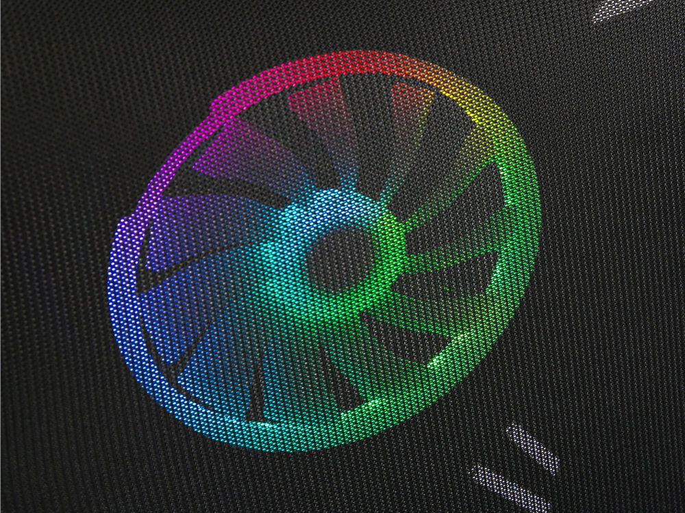 Fotel HUZARO Combat 7.6 RGB Czarny zbliżenie na wentylator LED świeżość komfort prędkość 1200 ±10% obrotów/min przepływ powietrza 73 CFM 20 dB działa cicho nie zakłóca skupienia