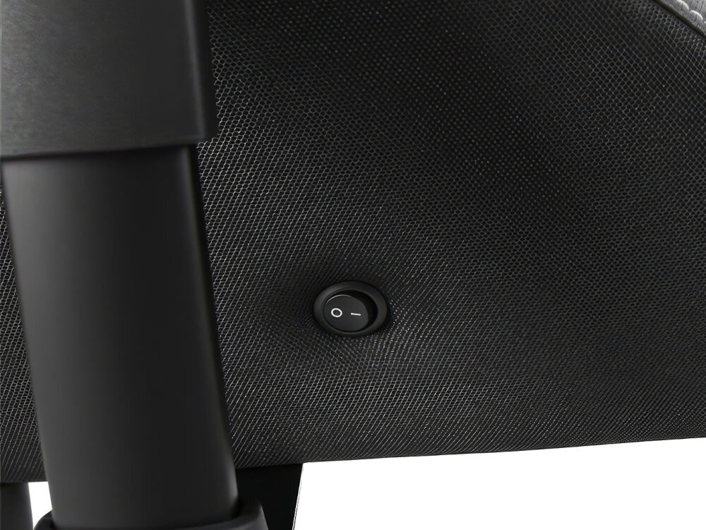 Fotel HUZARO Combat 7.6 RGB Czarny zbliżenie na dyskretny przycisk do sterowania funkcjami zasilany przez port USB-A mobilność niezależność od gniazdek
