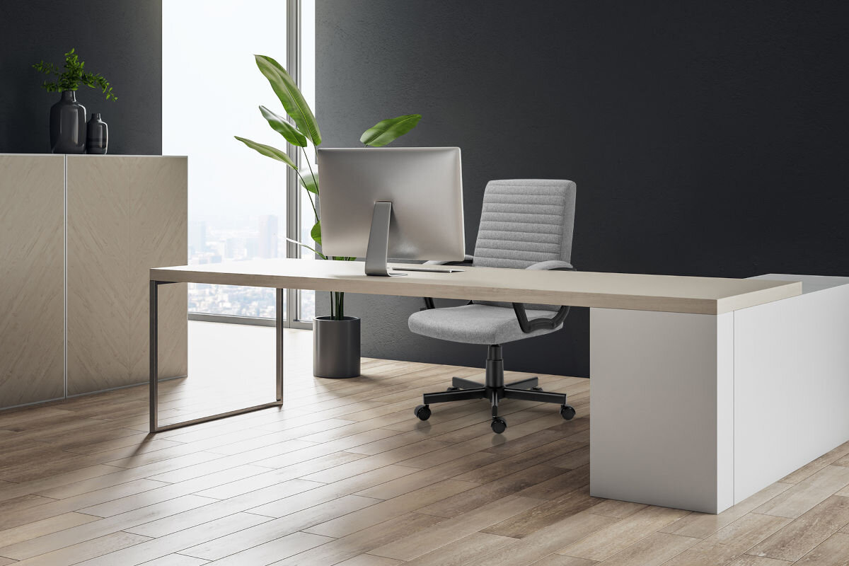Fotel MARK ADLER Boss 2.5 Szary, komfort, wygoda, praca, plecy, fotel stoi przy biurku w pokoju dziennym
