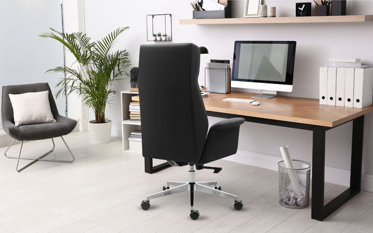 Fotel MARK ADLER Boss 5.6 Czarny, eleganckie, wykończenie, domowe, biznesowe, fotel stoi w pokoju biurowy przy biurku