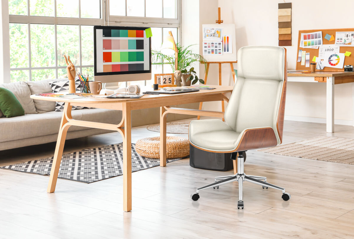Fotel MARK ADLER Boss 8.0 Beżowy, komfort, wygoda, praca, prestiż, fotel stoi w pokoju dziennym przy biurku