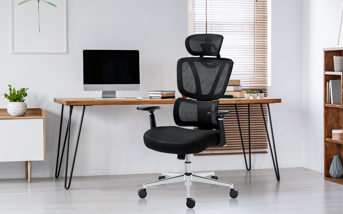 Fotel MARK ADLER Expert 4.6 Czarny, praca, komfort, wsparcie, wygoda, w pokoju biurowym przy biurku stoi fotel