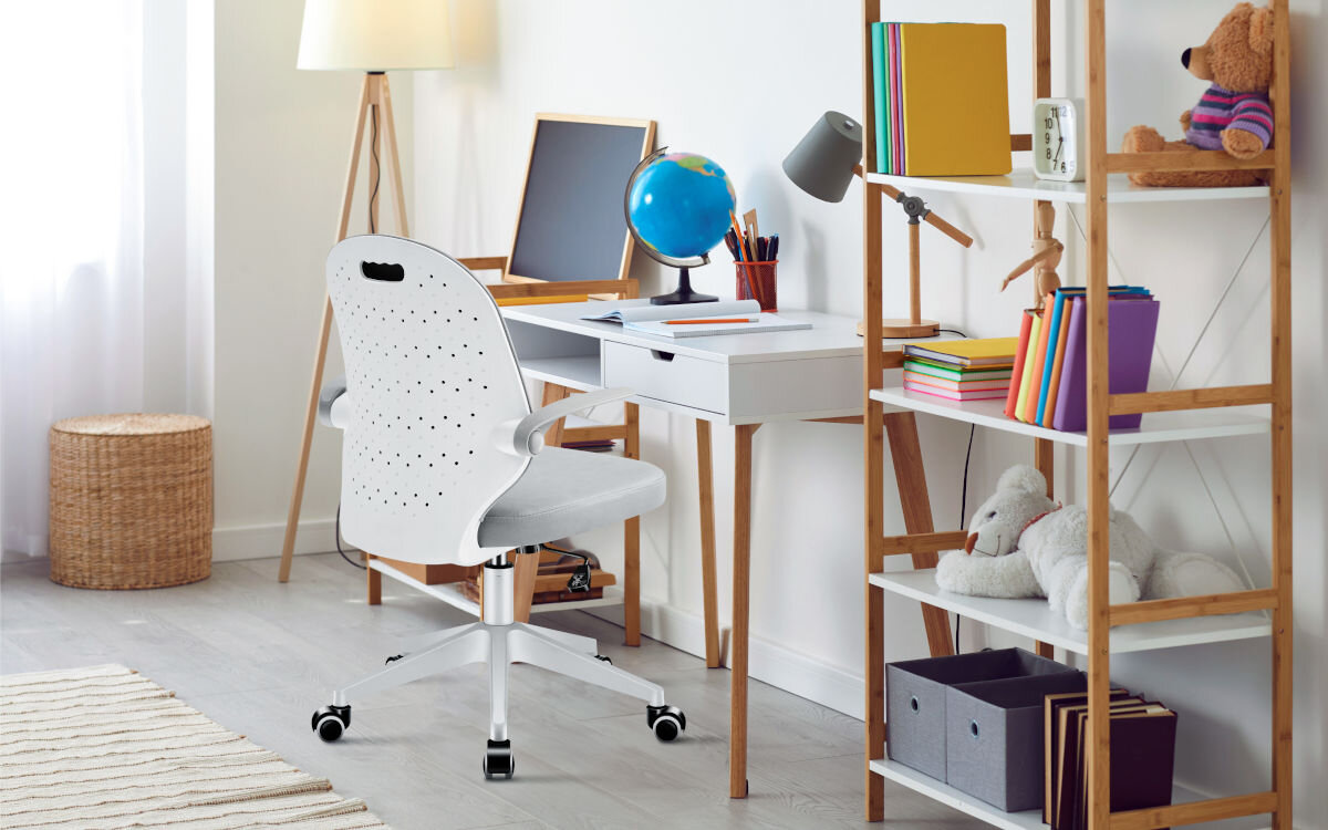 Fotel MARK ADLER Junior 4.0 Szary, komfrot, dziecko, wygoda, praca, nauka, fotel stoi w pokoju dziennym przy biurku