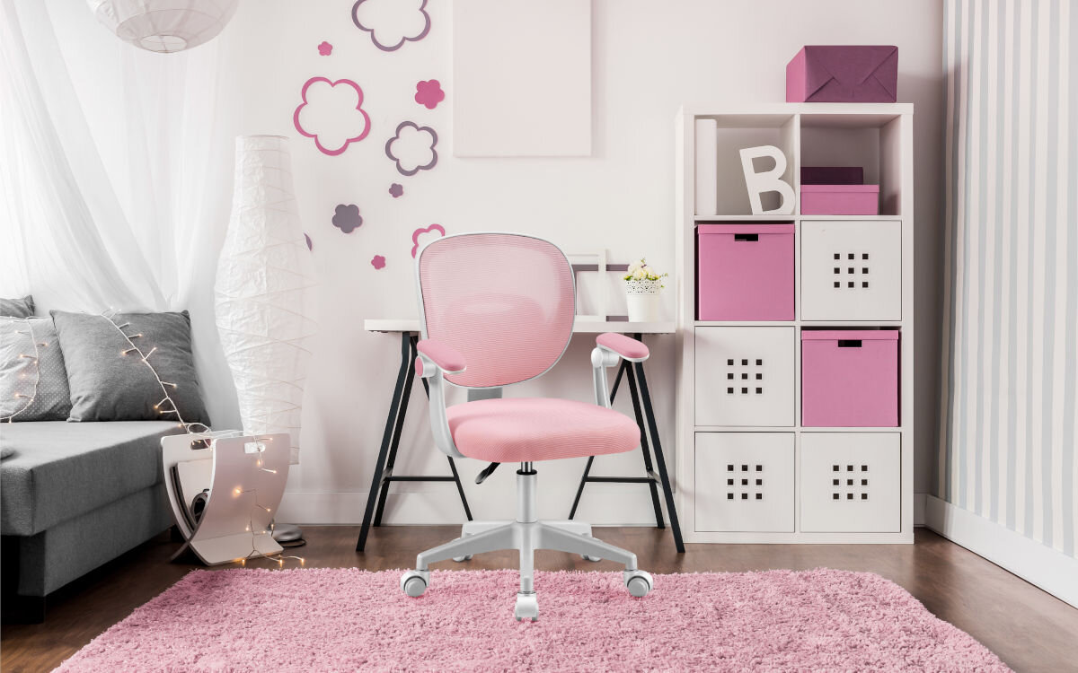 Fotel MARK ADLER Junior 3.0 Różowy, wygoda, komfort, praca, dziecko, fotel stoi w pokoju dziecięcym przy biurku