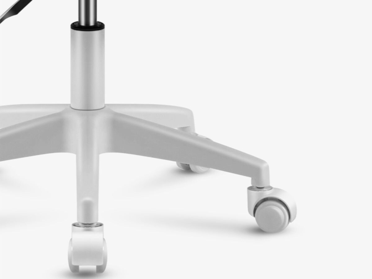 Fotel MARK ADLER Junior 3.0 Różowy, kółka, grawitacyjne, blokada, przemieszczanie, na białym tle zbliżenie na podstawę i kółka fotela