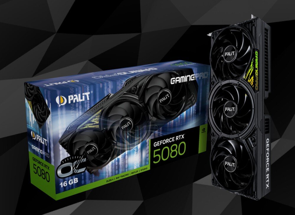 Karta graficzna PALIT GeForce RTX 5080 GamingPro OC 16GB Opakowanie karty graficznej i jej wizualizacja – duża, czarna karta graficzna z trzema wentylatorami oraz logo producenta. Tło w ciemnych odcieniach z geometrycznym wzorem, opis