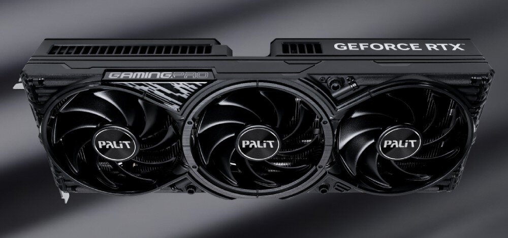 Karta graficzna PALIT GeForce RTX 5080 GamingPro OC 16GB Zbliżenie na kartę graficzną – czarna obudowa z trzema wentylatorami, napisy „GamingPro” i „GeForce RTX” na bokach. Karta prezentowana na ciemnym tle, architektura, rdzenie CUDA, taktowanie