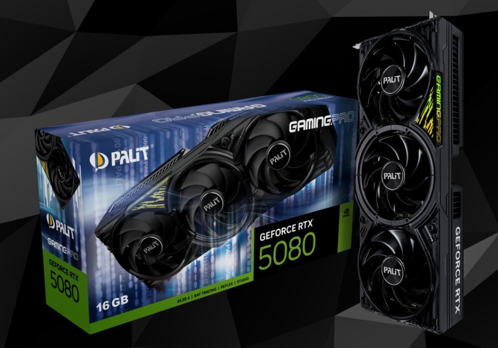 Karta graficzna PALIT GeForce RTX 5080 GamingPro 16GB Opakowanie karty graficznej i jej wizualizacja – duża, czarna karta graficzna z trzema wentylatorami oraz logo producenta. Tło w ciemnych odcieniach z geometrycznym wzorem, opis