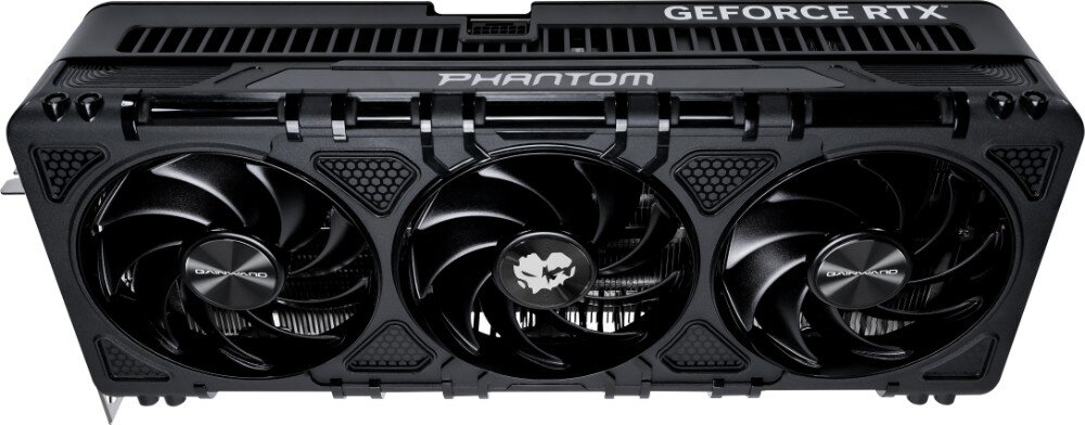 Karta graficzna GAINWARD GeForce RTX 5080 Phantom GS 16GB Widok karty graficznej z góry, prezentujący masywną konstrukcję chłodzenia i trzy duże wentylatory osadzone w czarnej obudowie