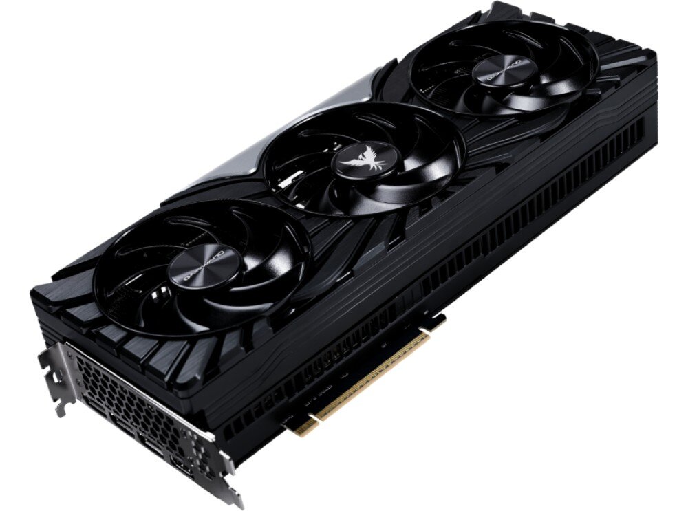 Karta graficzna GAINWARD GeForce RTX 5080 Phoenix 16GB DLSS 4 Widok karty leżącej pod kątem, ukazujący masywną konstrukcję i trójwentylatorowy system chłodzenia
