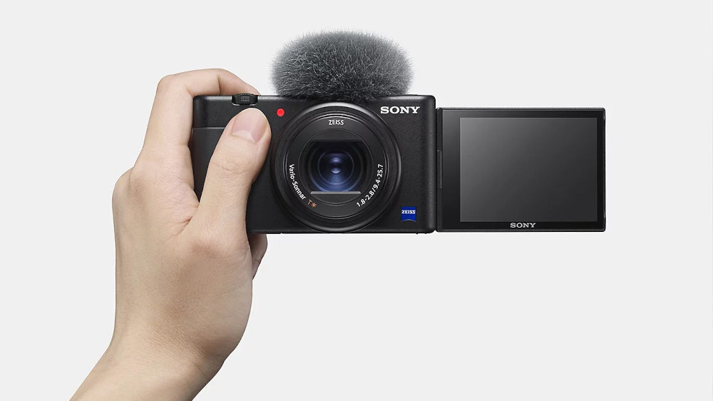 Aparat SONY ZV-1 trzymany w ręku