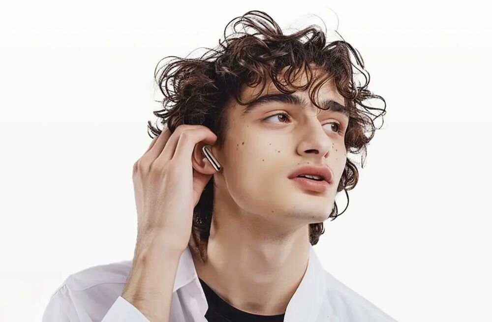 Słuchawki dokanalowe QCY HT08 MeloBuds Pro ANC czujnik noszenia automatyczna pauza i odtwarzanie, osoba z założonymi słuchawkami