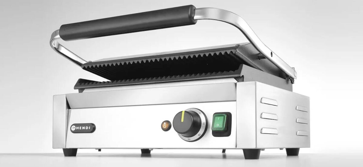 Grill elektryczny HENDI Panini 263655, stal nierdzewna, wytrzymałość, bezpieczne użytkowanie, trwała obudowa, Widok z boku na grill Panini Hendi 263655, pokrywa otwarta, wyeksponowane pokrętło regulacji temperatury i wyłącznik.