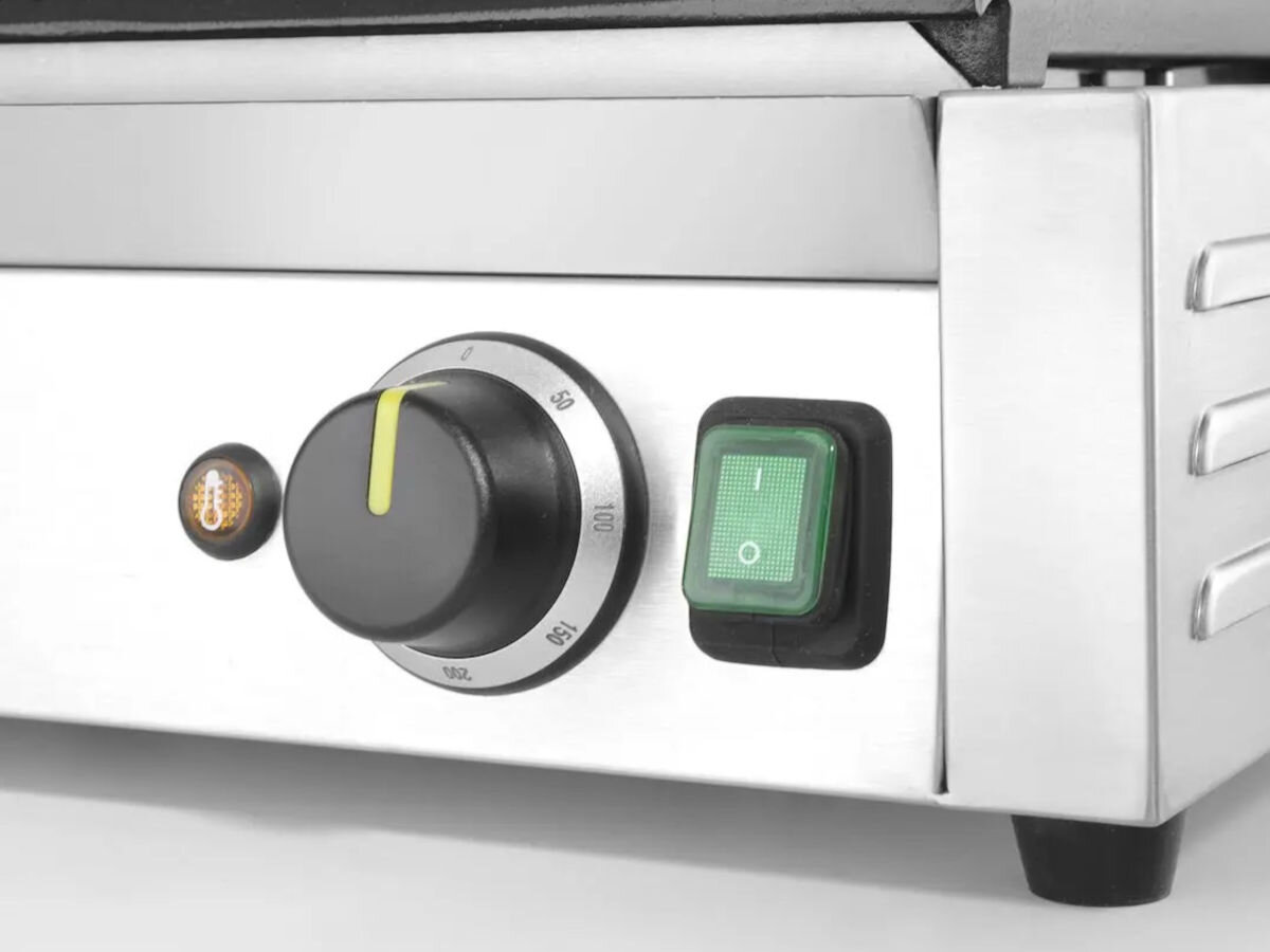 Grill elektryczny HENDI Panini 263655, lampka kontrolna, izolacja, bezpieczeństwo, uchwyt, Zbliżenie na panel sterowania grilla, pokrętło termostatu i zielony włącznik na obudowie ze stali nierdzewnej.