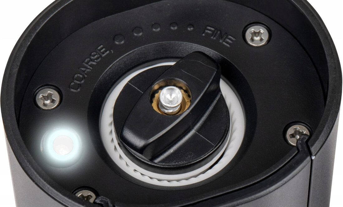 Zbliżenie na mechanizm młynka do przypraw z oznaczeniami \'COARSE\' i \'FINE\'. Widoczne są śruby mocujące oraz centralny element obrotowy.