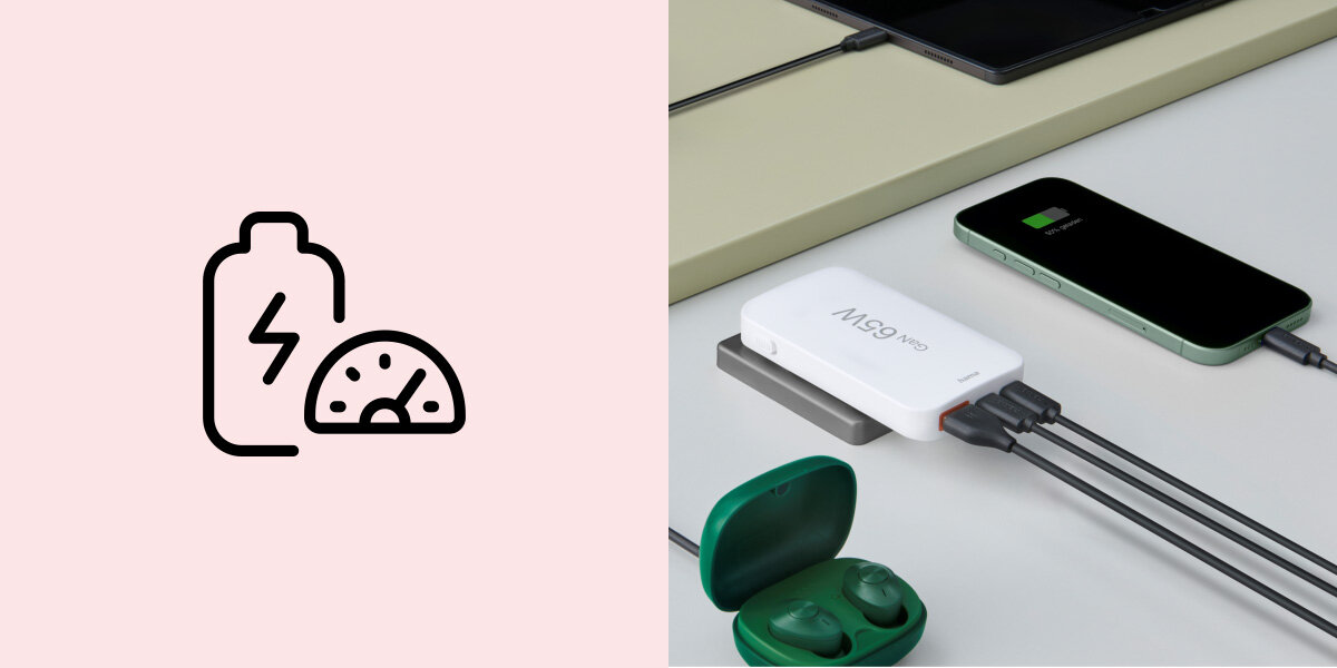 Ładowarka sieciowa HAMA GaN 65W Biały Zestawienie dwóch obrazów. Po lewej: czarna ikona konturowa przedstawiająca baterię z symbolem błyskawicy i prędkościomierz, oznaczająca szybkie ładowanie. Po prawej: biała ładowarka GaN 65W leży na szarym elemencie, ładując czarnym kablem zielony smartfon i czarne słuchawki douszne w otwartym etui. U góry, inny kabel USB-C wystaje z kadru.