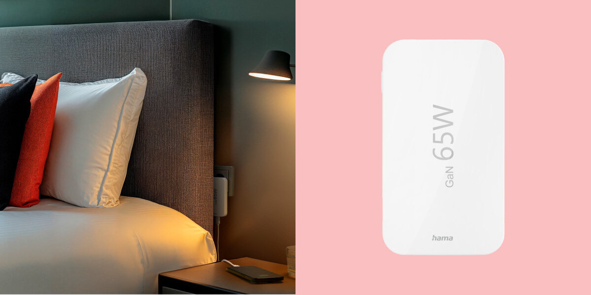 Ładowarka sieciowa HAMA GaN 65W Biały Zestawienie dwóch zdjęć. Po lewej: przytulny kadr sypialni hotelowej z widokiem na wezgłowie łóżka z poduszkami i stolikiem nocnym. Biała ładowarka GaN 65W jest podłączona do gniazdka w ścianie, ładując czarny smartfon leżący na stole pod lampką nocną. Po prawej: trójwymiarowy render tej samej białej ładowarki z boku, pokazujący logo Hama i napis 