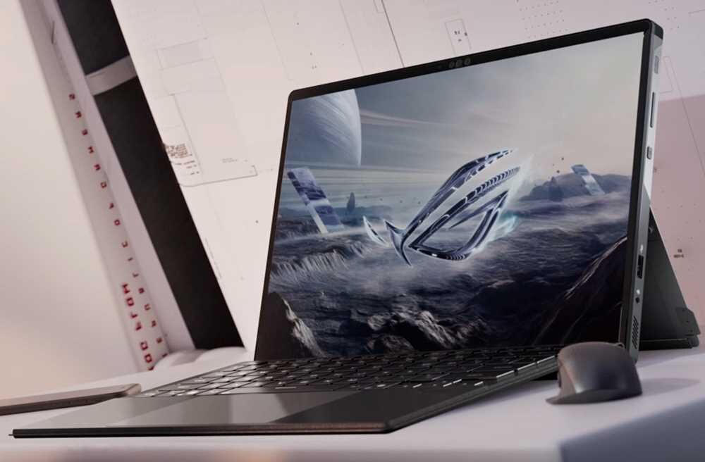 Laptop ASUS ROG Flow Z13 z wyświetloną grafiką statku na ekranie, umieszczony na biurku w jasnym otoczeniu. - Bateria o pojemności 70 Wh