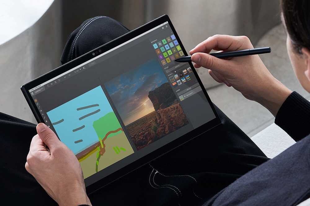 Osoba z ASUS ROG Flow Z13, używająca pióra do interakcji z ekranem. - Dedykowany przycisk ROG, Windows Hello