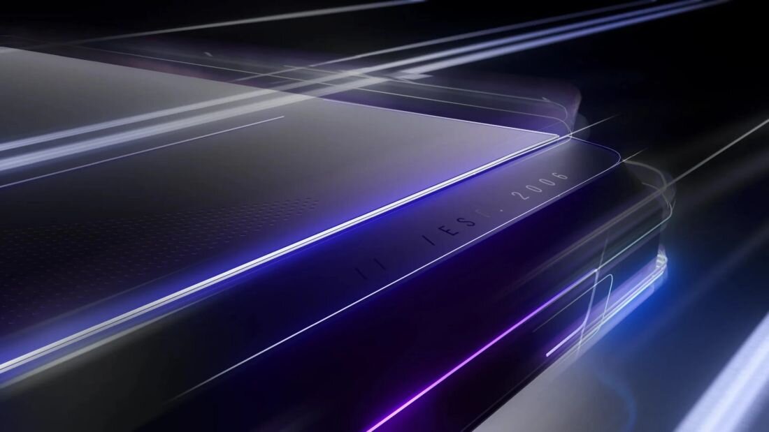 Laptop ASUS ROG Strix Scar 18 - Tył ASUS ROG Strix Scar 18 z fioletowym śladem świetlnym, podkreślającym design urządzenia. Sfazowane rogi, Elegancja