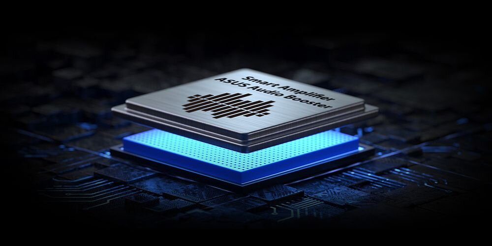 Procesor ASUS z napisem SonicMaster umieszczony centralnie na płycie głównej, otoczony intensywnym niebieskim podświetleniem i złożoną siecią elektronicznych ścieżek na ciemnym tle; dynamiczne linie świetlne symbolizują wysoką wydajność obliczeniową i zaawansowane przetwarzanie dźwięku. - ASUS Audio Booster