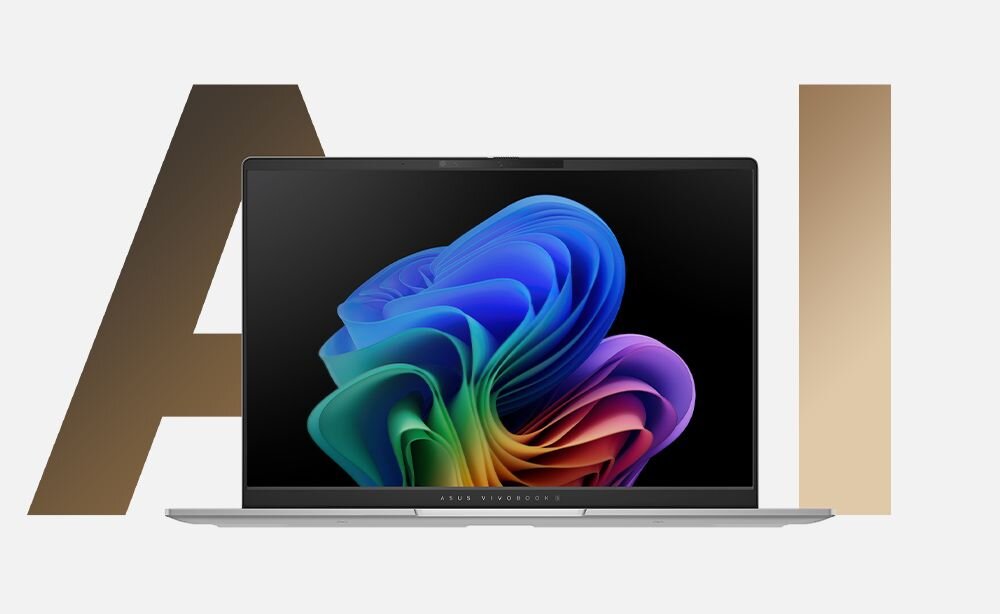 Otwarty laptop ASUS Vivobook S 16 OLED w kolorze srebrnym na tle dużych, stylizowanych liter AI w kolorach brązowym i beżowym, ekran prezentuje kolorową, abstrakcyjną grafikę z wirującymi kształtami w odcieniach tęczy na czarnym tle, pod ekranem napis ASUS VIVOBOOK. - Copilot+ PC