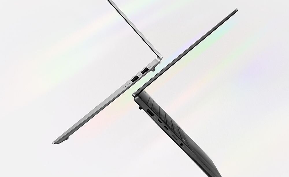 Widok z boku na laptopy ASUS Vivobook S 16 OLED ustawionego pod kątem na tle tęczowego gradientu, widoczne smukłe ramki ekranu, porty USB-C po lewej stronie obudowy oraz elegancki, minimalistyczny design urządzenia. - USB 4.0, USB 3.2 Gen 1 Type-A, HDMI