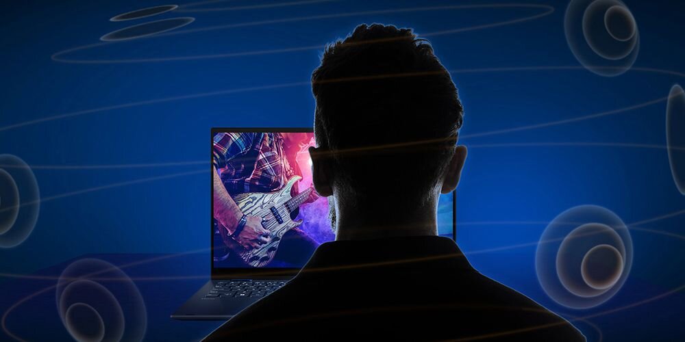 Mężczyzna z krótkimi, ciemnymi włosami siedzi tyłem do kamery przed laptopem ASUS Vivobook S 16 OLED na ciemnoniebieskim tle; na ekranie wyświetlana dynamiczna scena kosmiczna z astronautą w fioletowo-różowych kolorach, wokół unoszą się przezroczyste, koncentryczne okręgi symbolizujące zaawansowany system dźwiękowy Dolby Atmos. - Dolby Atmos – dźwięk w 3D