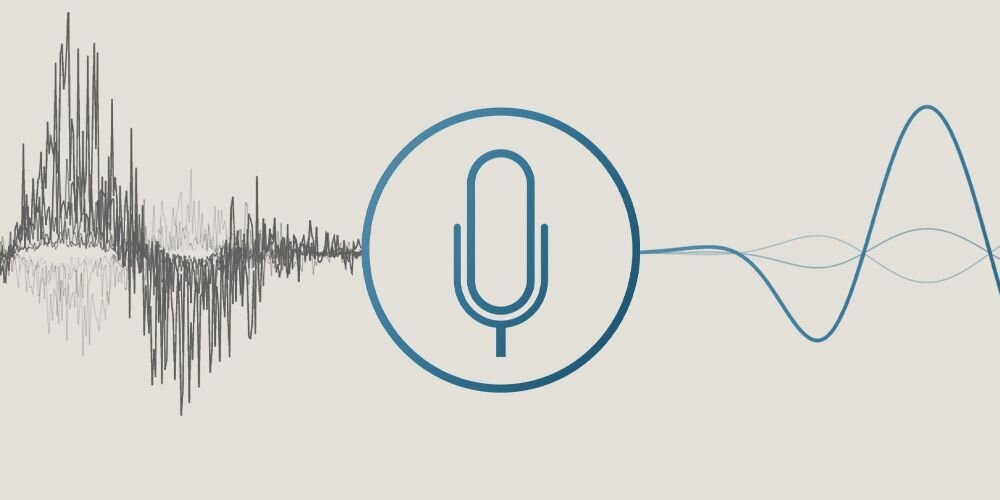 Graficzna reprezentacja redukcji szumów audio – po lewej stronie wykres fali dźwiękowej z dużą ilością zakłóceń, po prawej ta sama fala po zastosowaniu filtrów AI z wyraźnie zmniejszonymi szumami, w centrum ikona mikrofonu w niebieskim kole, symbolizująca zaawansowane przetwarzanie dźwięku w laptopie ASUS Vivobook S 16 OLED. - Funkcja Redukcja szumów ze wspomaganiem AI