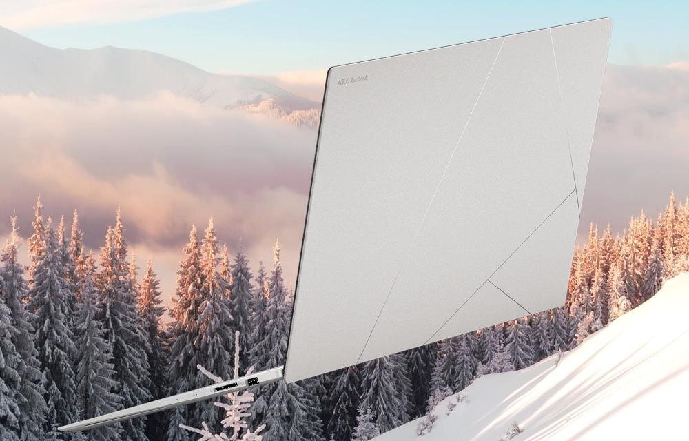 Laptop VivoBook S 16 UM5606WA - Laptop ASUS ZenBook S 16 unosi się nad ośnieżonym szczytem górskim, tworząc niezwykły widok w zimowej scenerii. Design, Scandinavian White