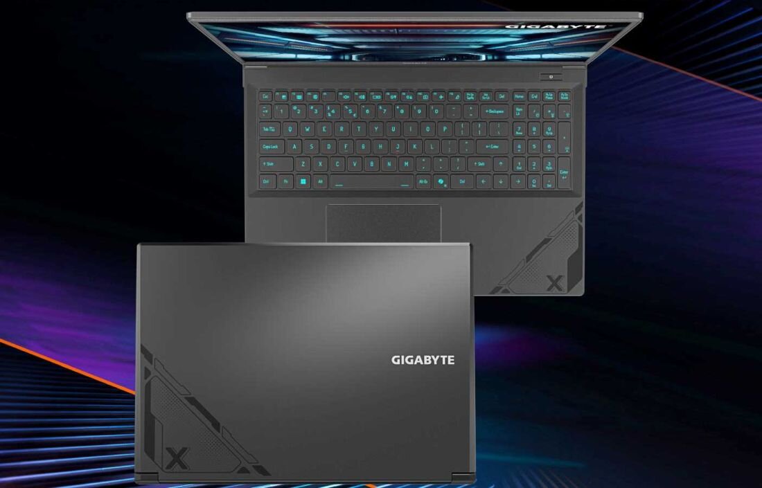 Laptop GIGABYTE G6X widok z góry na podświetlaną klawiaturę RGB i zamkniętą pokrywę z logo GIGABYTE, charakterystyczne wzory w narożnikach obudowy. - Klawiatura z oświetleniem RGB