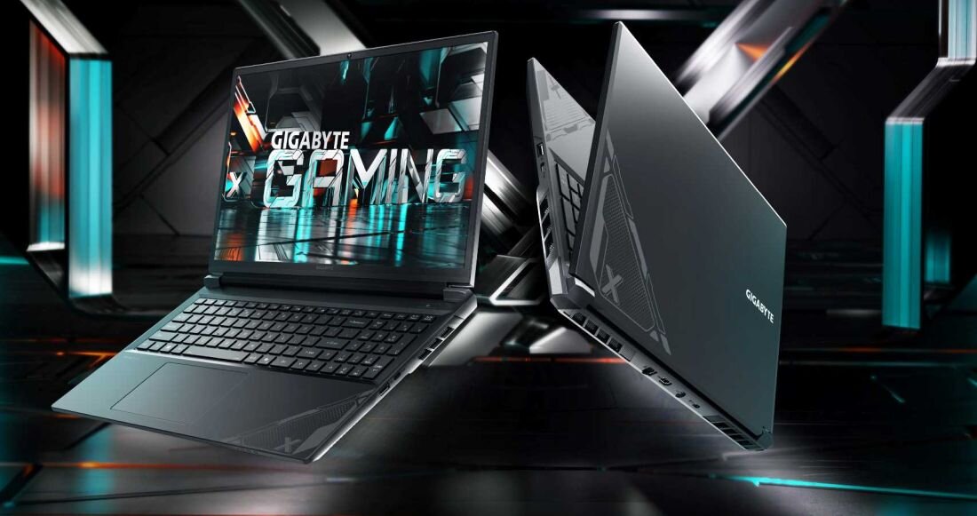 Dwa laptopy GIGABYTE G6X – jeden otwarty z ekranem prezentującym napis „GIGABYTE GAMING”, drugi zamknięty, widok na obudowę i boczne porty, tło z futurystycznymi światłami.