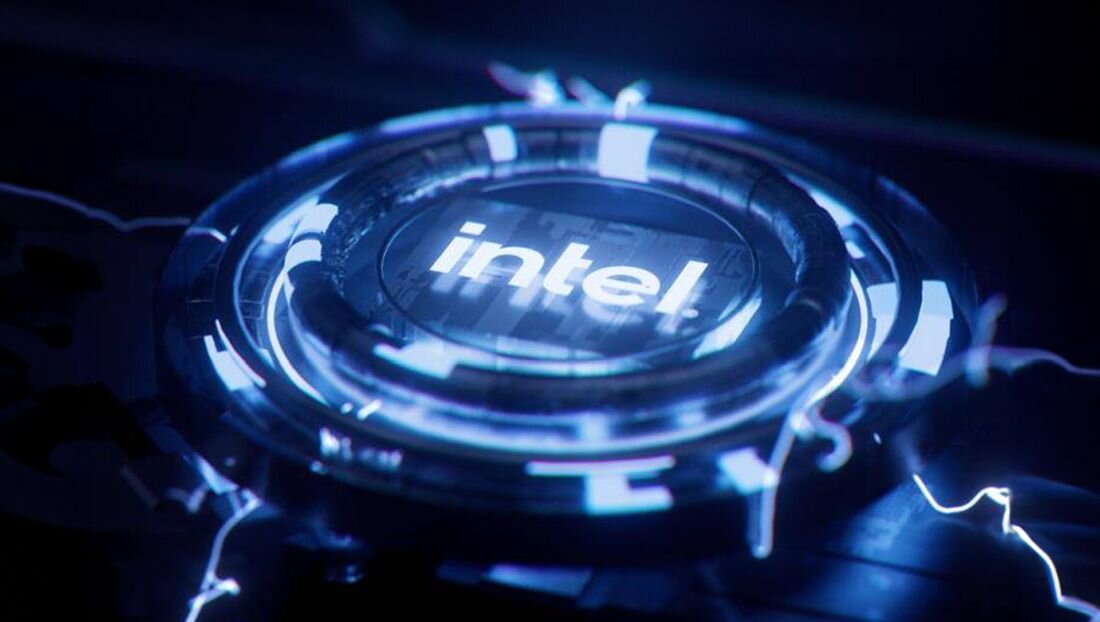 Procesor Intel z holograficznym logo obracającym się z niebieskimi efektami świetlnymi i energetycznymi wyładowaniami na ciemnym tle. - Intel Core H