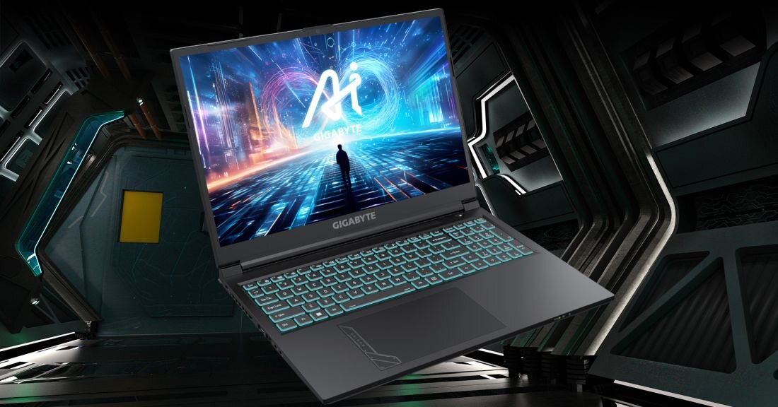 Laptop GIGABYTE G6 ustawiony na biurku w domowym biurze, widok od tyłu na obudowę z logo GIGABYTE, w tle półki z książkami i akcesoriami. - Wi-Fi 6E i Bluetooth 5.2