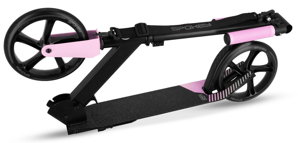 Hulajnoga SPOKEY City Flow 200 Czarno-różowy złożona hulajnoga na białym tle wygoda funkcjonalność do jazdy rekreacyjnej dla początkujących średniozaawansowanych stabilna konstrukcja duże kółka antypoślizgowy deck wspiera rozwój sprawności fizycznej szybkie przemieszczanie się