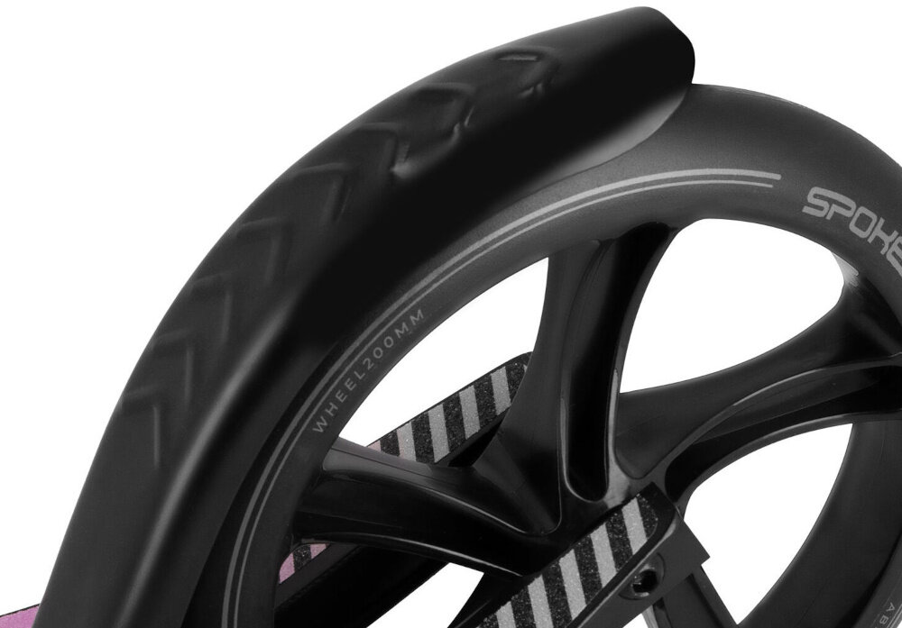 Hulajnoga SPOKEY City Flow 200 Czarno-różowy zbliżenie na hamulec tylny hamulec nożny skuteczna kontrola prędkości bezpieczne zatrzymanie hulajnogi płynna reakcja solidna konstrukcja hamulca antypoślizgowy deck