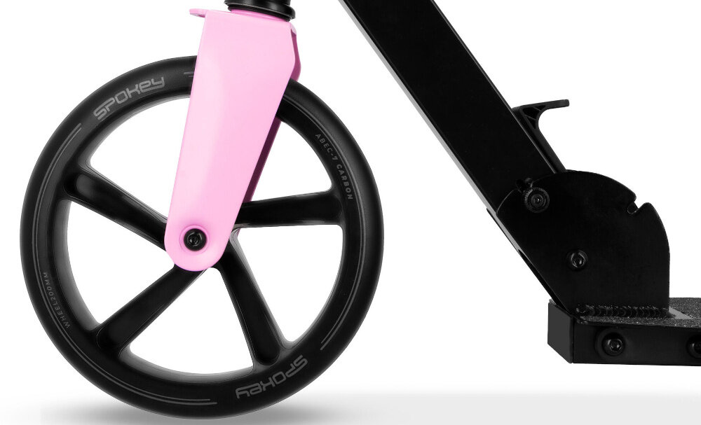 Hulajnoga SPOKEY City Flow 200 Czarno-różowy zbliżenie na przednie kółko kółka o średnicy 200 mm z poliuretanu (PU) o twardości 82A łożyska ABEC-7 Carbon płynność jazdy stabilność ogranicza wibracje komfort duża powierzchnia styku z podłożem