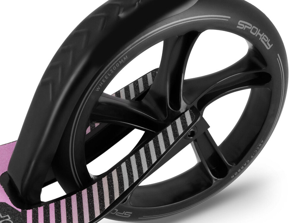 Hulajnoga SPOKEY City Flow 200 Czarno-różowy zbliżenie na tylne koło łożyska ABEC-7 Carbon efektywność jazdy każdy ruch jest płynny hulajnoga osiąga odpowiednią prędkość bez większego wysiłku użytkownika długa żywotność kół i stabilność konstrukcji kółka zużywają się wolniej