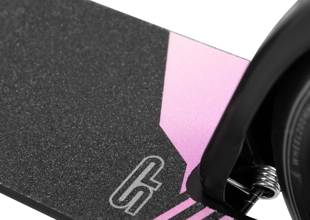 Hulajnoga SPOKEY City Flow 200 Czarno-różowy zbliżenie na deck deck wykonany z materiałów oferujących przyczepność minimalizują ryzyko poślizgnięcia się stopy szeroki deck kontrola nad hulajnogą ułatwia wykonywanie skrętów stabilna platforma