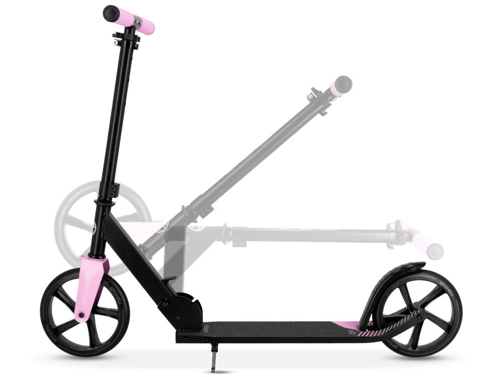 Hulajnoga SPOKEY City Flow 200 Czarno-różowy hulajnoga na białym tle widoczna z boku pokazany system składania mechanizm składania lekka konstrukcja waga 3,5 kg pasek transportowy zwiększa mobilność użytkownika po złożeniu zajmuje niewiele miejsca