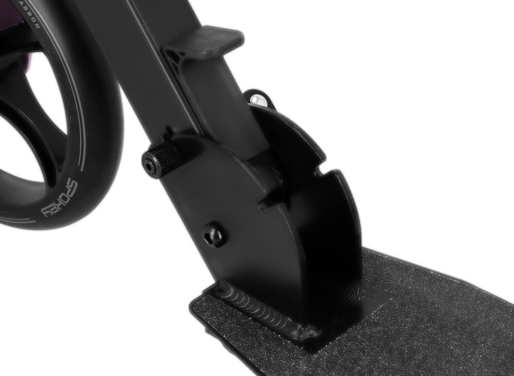 Hulajnoga SPOKEY City Flow 200 Czarno-różowy zbliżenie na konstrukcję wykonana w 50% z aluminium i w 50% ze stali wytrzymałość maksymalne obciążenie do 100 kg odporna na codzienne użytkowanie łączy stabilność z komfortem przenoszenia